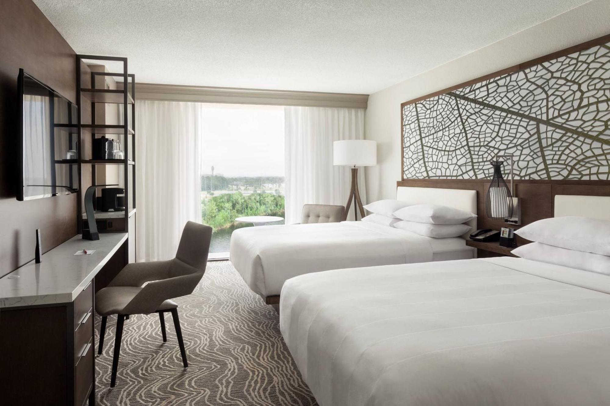 Guest room Two Queen Beds Lake view